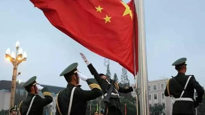 我喜欢上了一个比我小六岁的女孩，现在还在上学，真是造孽啊？？把这句话变的猥琐点