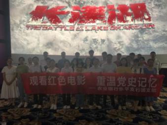 为了救人，他徒手破窗！