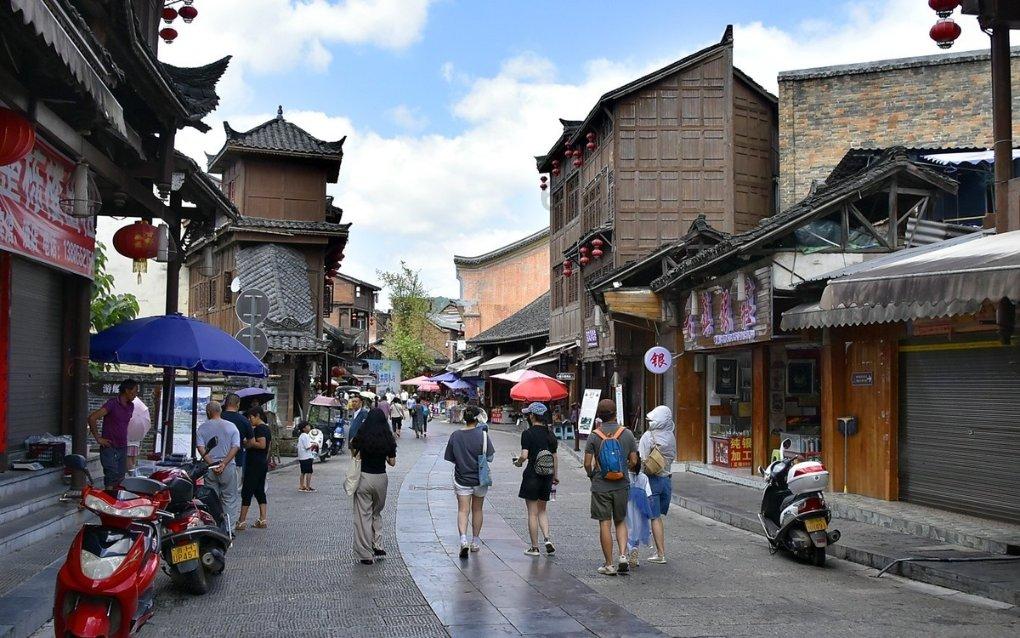 固始县首届“衣食住行”年货嘉年华展会热闹登场