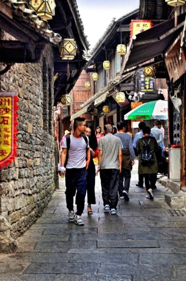 男生的朋友为什么对男生说:要不我们两个一起去要她个微信吧。是为什么?男生为什么回答说:那怎么说呢-58问答交流平台